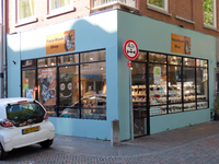 850680 Gezicht op de winkelpui van de pop-up Face-Mask Shop ('mondkapjeswinkel', Vredenburg 156) te Utrecht.N.B. ...